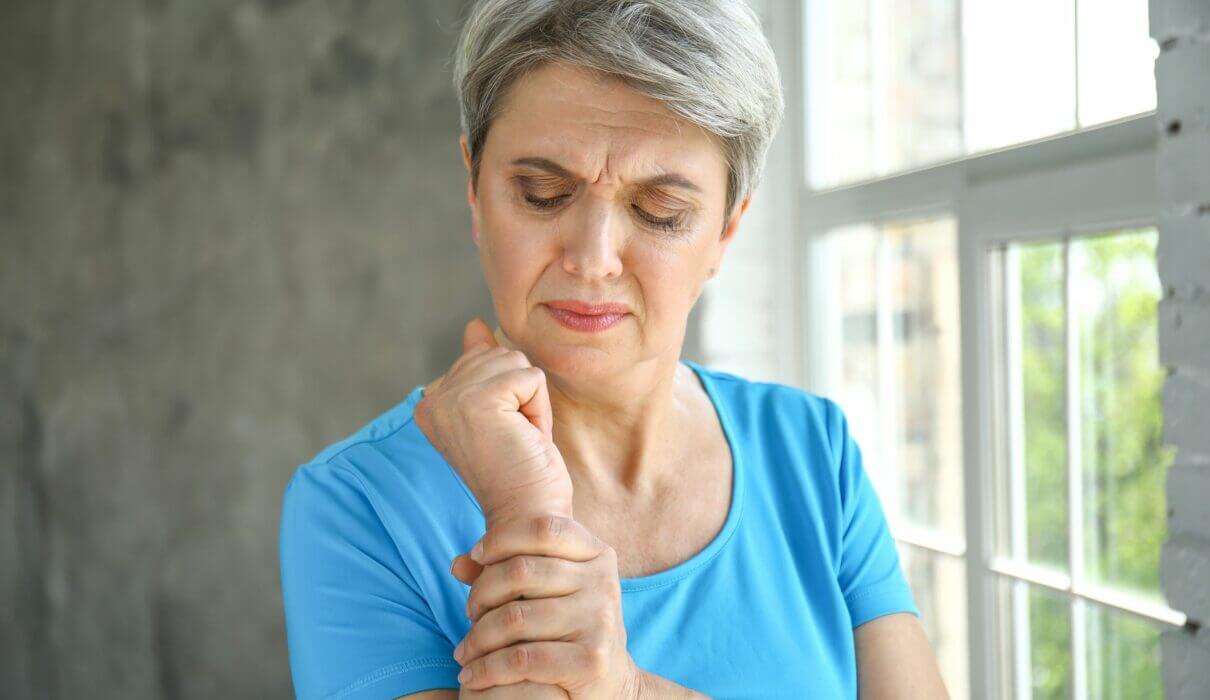 csontritkulás kezelése 2 3 fokon az ujjak ízületei időszakosan fájnak